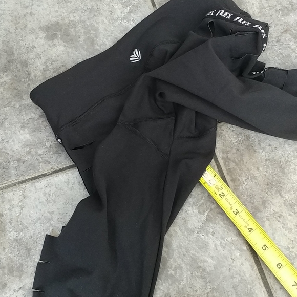 (2/$20) F21 workout crops size small - Picture 4 of 7